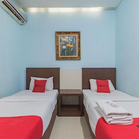Отель Reddoorz At La Mega Near Pasar Pagi Чиребон Экстерьер фото