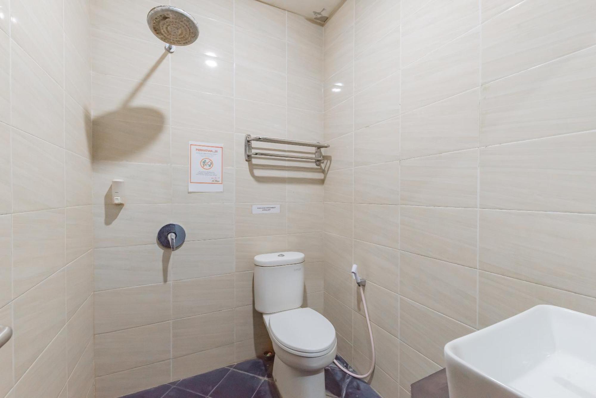 Отель Reddoorz At La Mega Near Pasar Pagi Чиребон Экстерьер фото