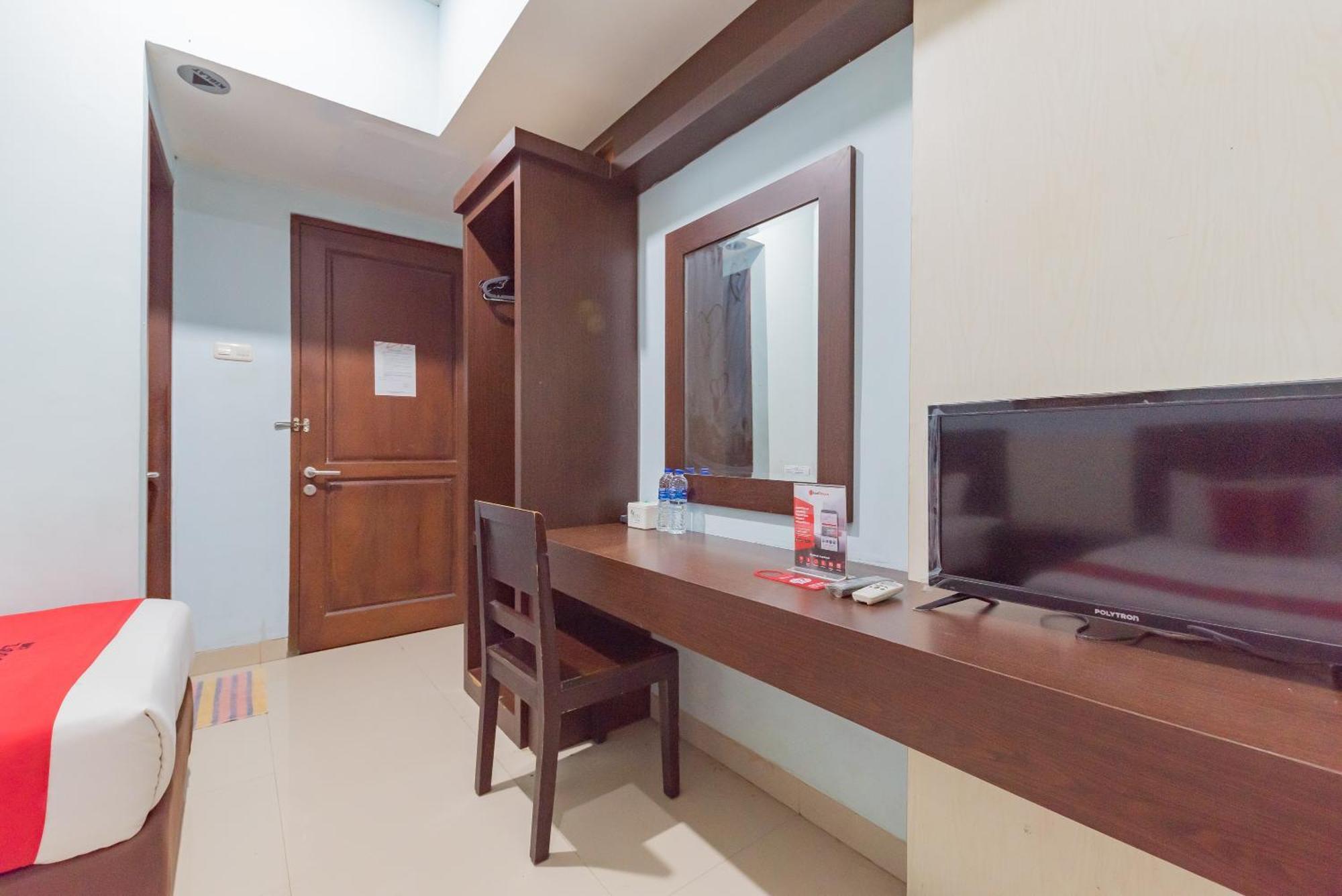 Отель Reddoorz At La Mega Near Pasar Pagi Чиребон Экстерьер фото