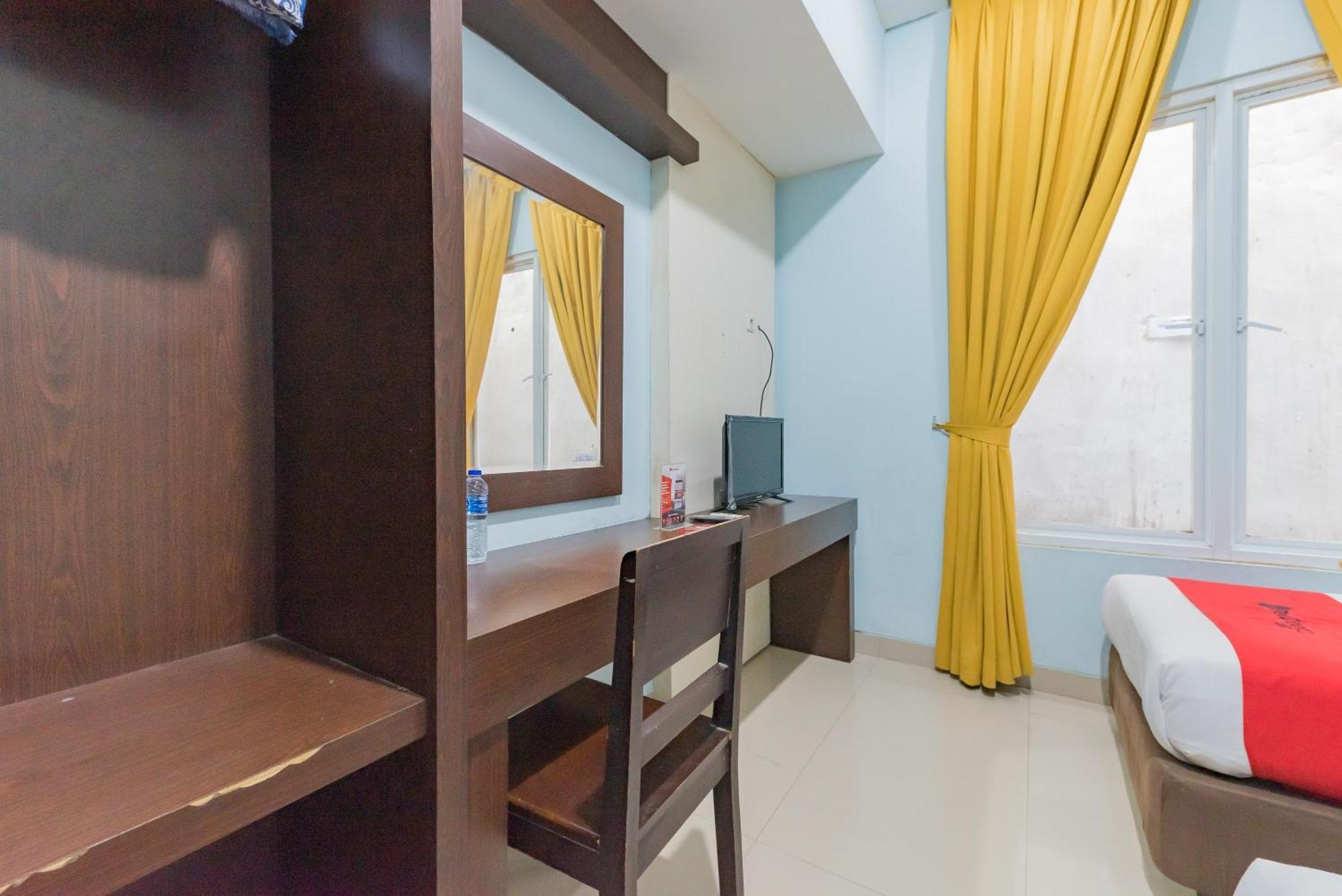 Отель Reddoorz At La Mega Near Pasar Pagi Чиребон Экстерьер фото