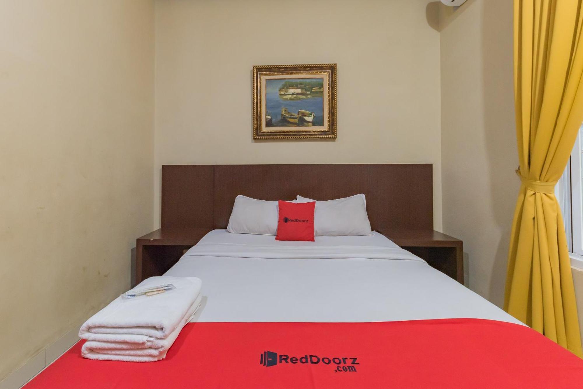 Отель Reddoorz At La Mega Near Pasar Pagi Чиребон Экстерьер фото