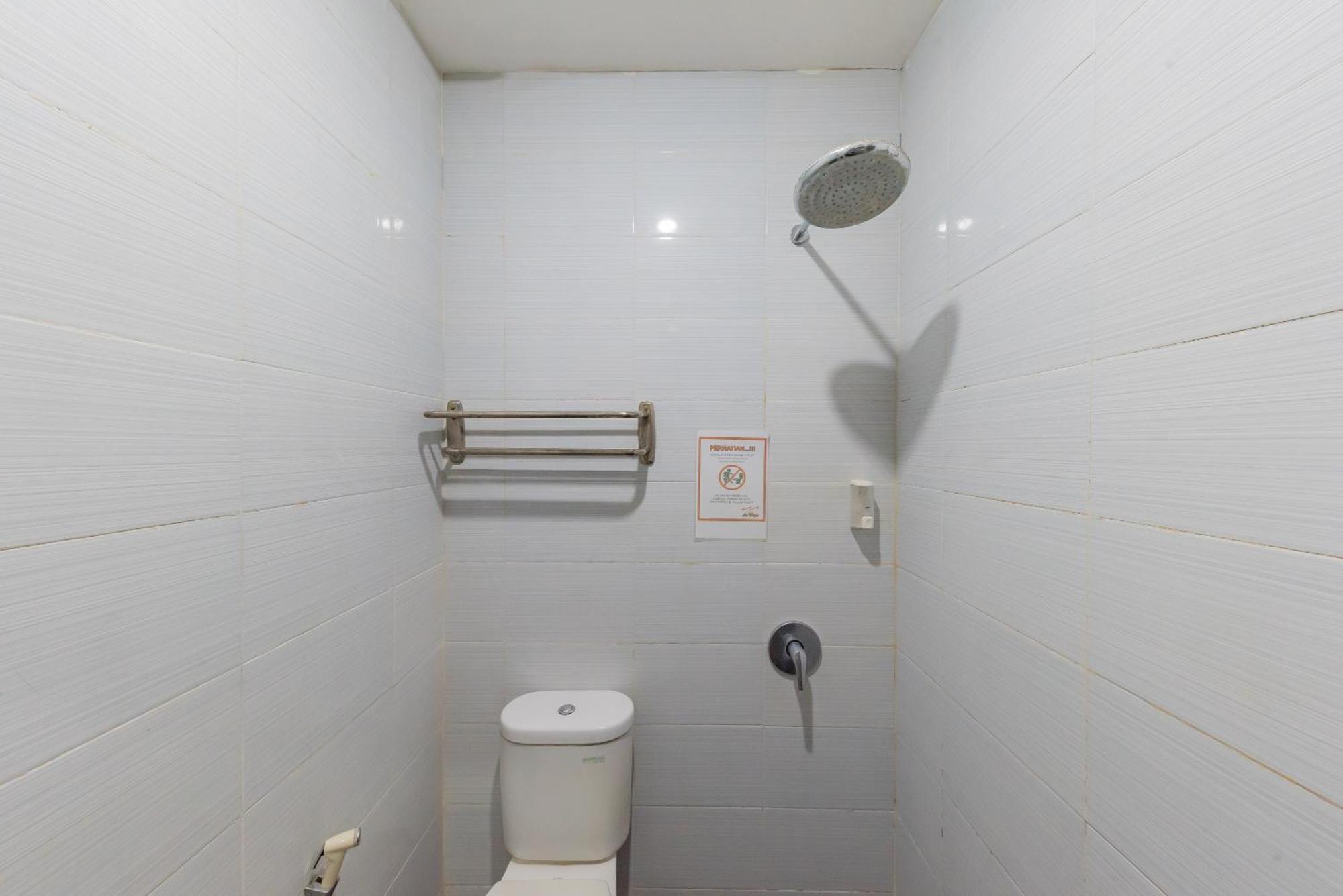 Отель Reddoorz At La Mega Near Pasar Pagi Чиребон Экстерьер фото
