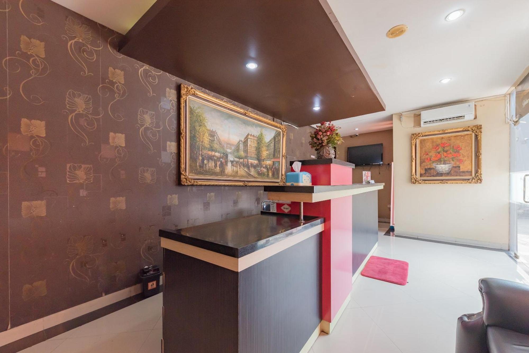 Отель Reddoorz At La Mega Near Pasar Pagi Чиребон Экстерьер фото