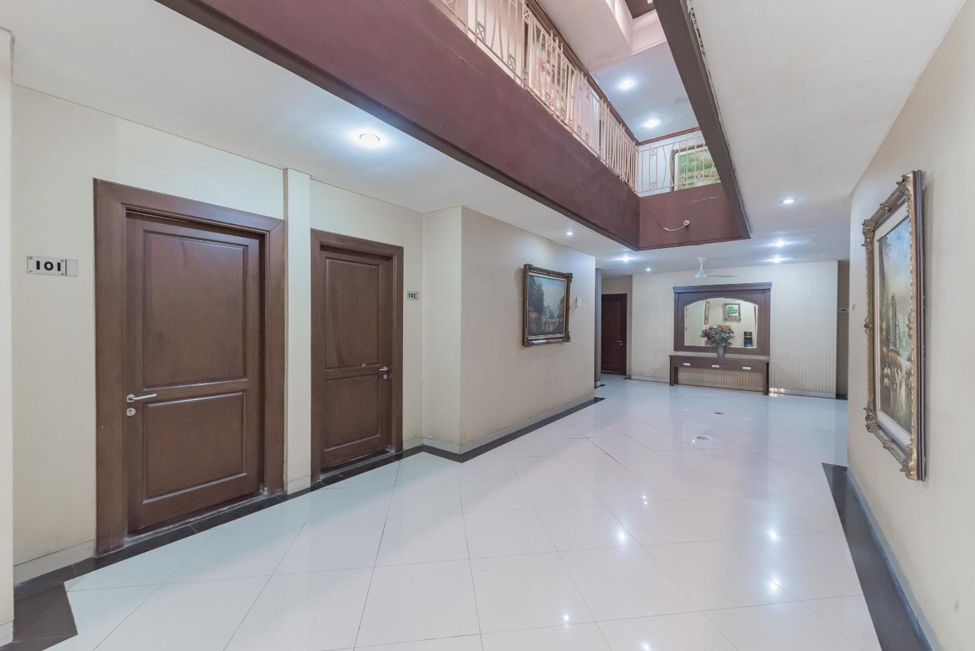 Отель Reddoorz At La Mega Near Pasar Pagi Чиребон Экстерьер фото