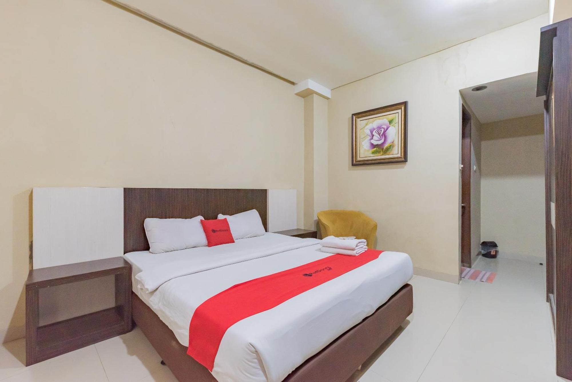 Отель Reddoorz At La Mega Near Pasar Pagi Чиребон Экстерьер фото