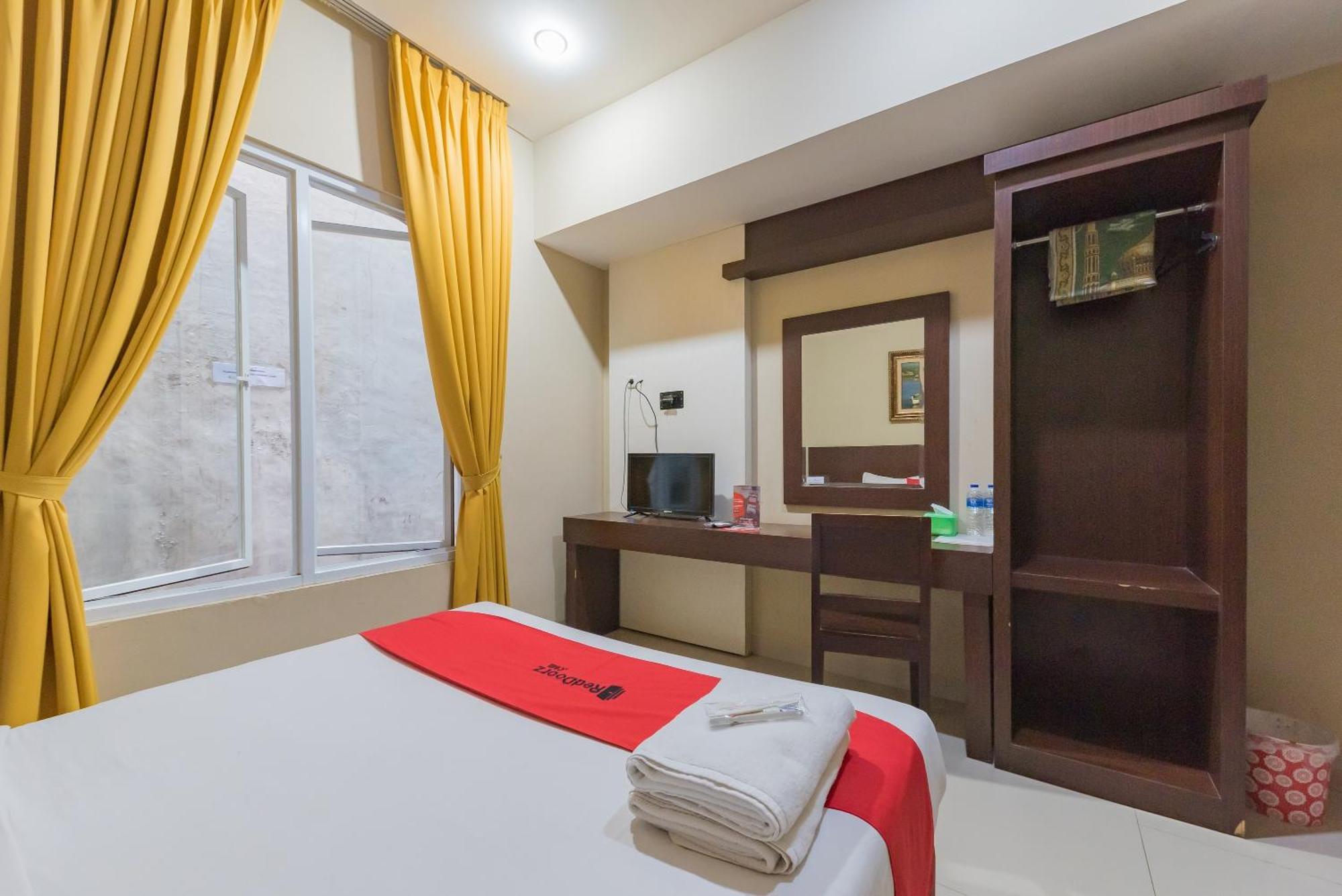 Отель Reddoorz At La Mega Near Pasar Pagi Чиребон Экстерьер фото