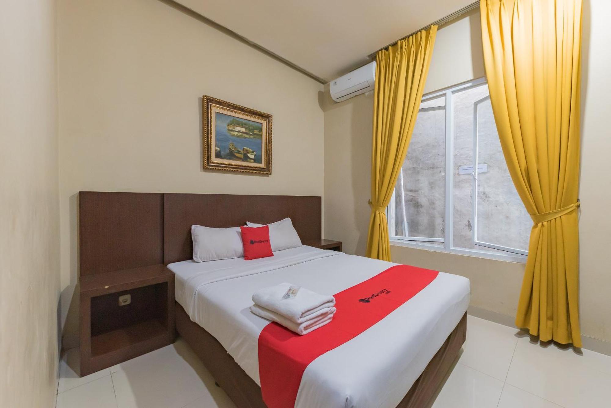Отель Reddoorz At La Mega Near Pasar Pagi Чиребон Экстерьер фото