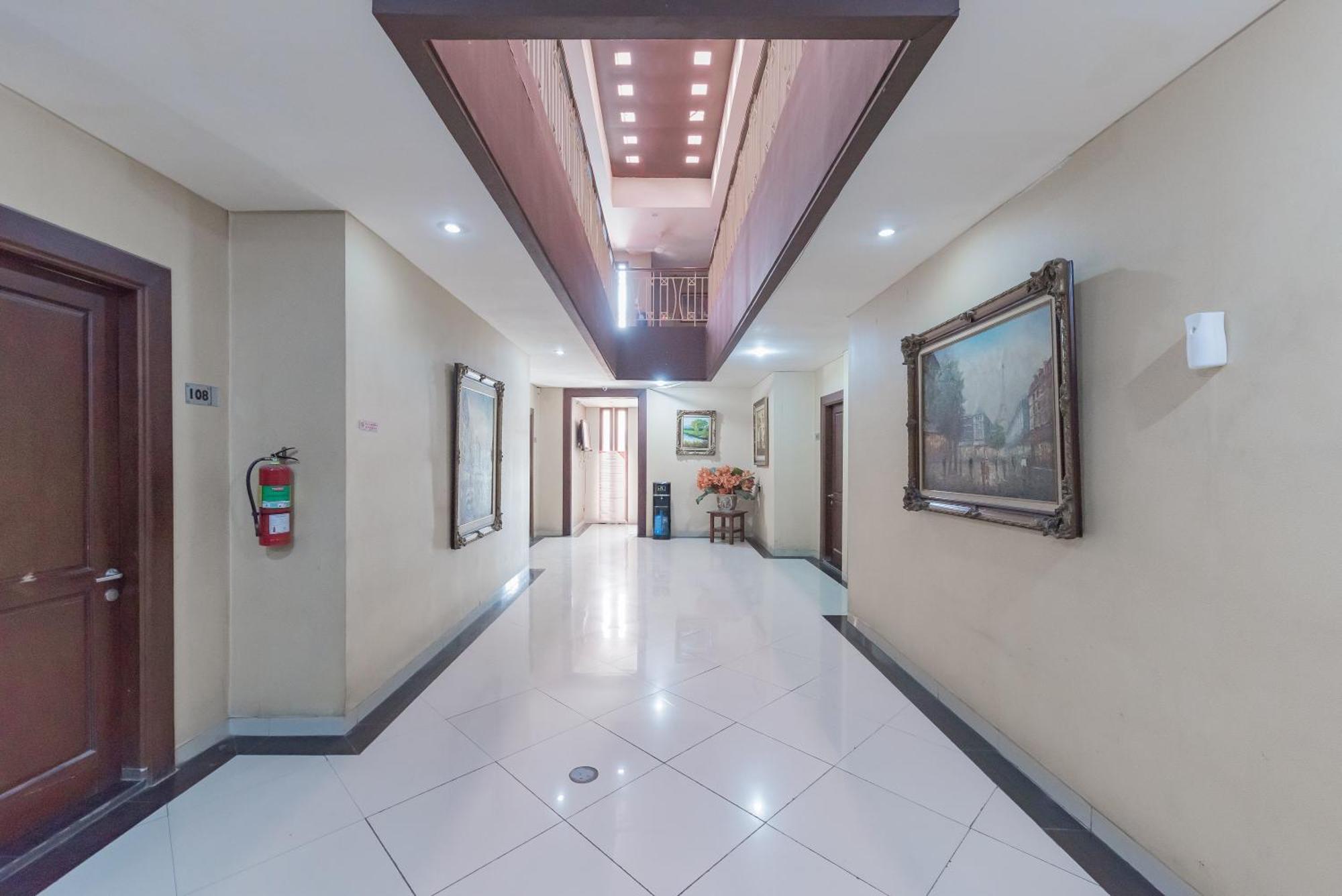 Отель Reddoorz At La Mega Near Pasar Pagi Чиребон Экстерьер фото