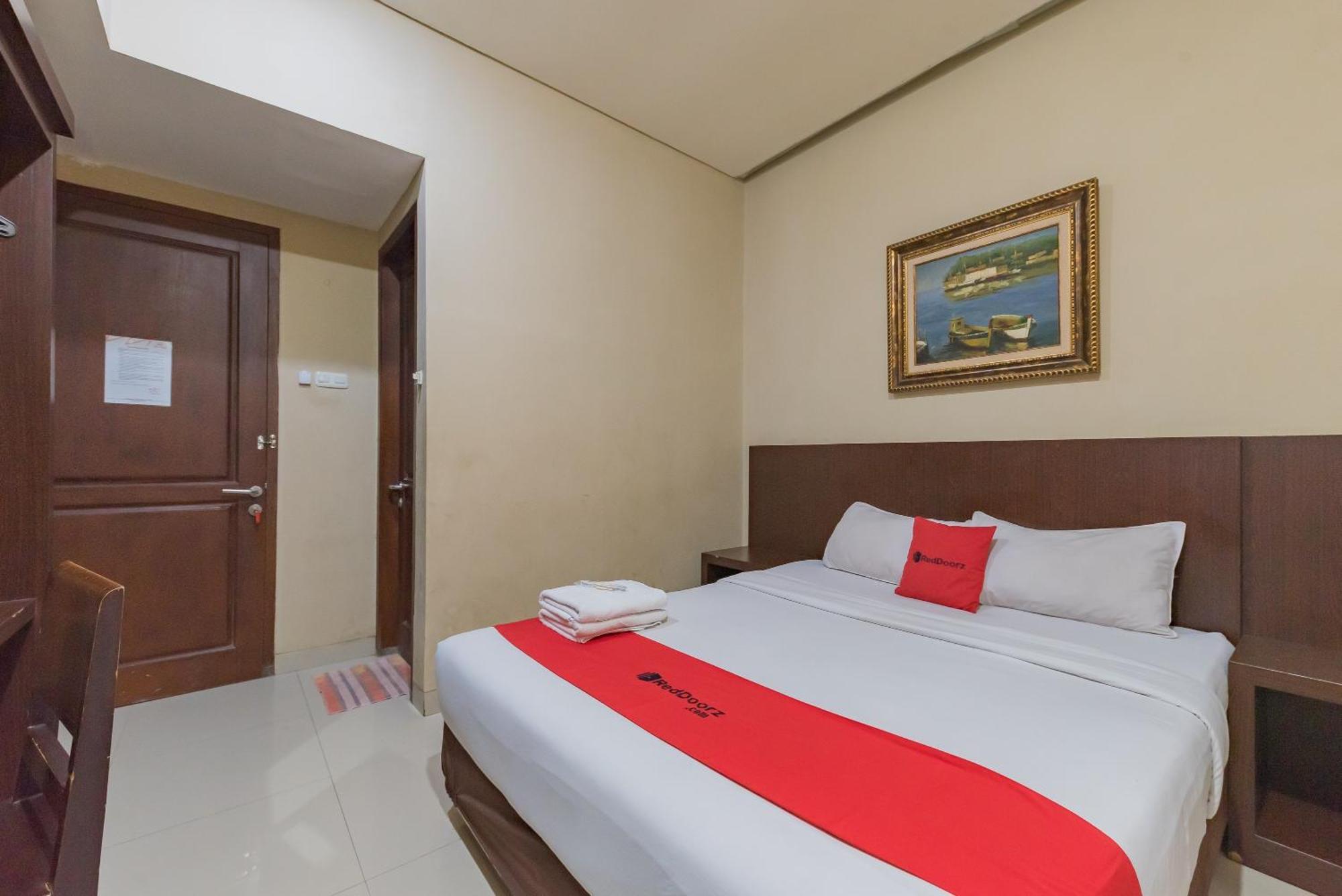Отель Reddoorz At La Mega Near Pasar Pagi Чиребон Экстерьер фото