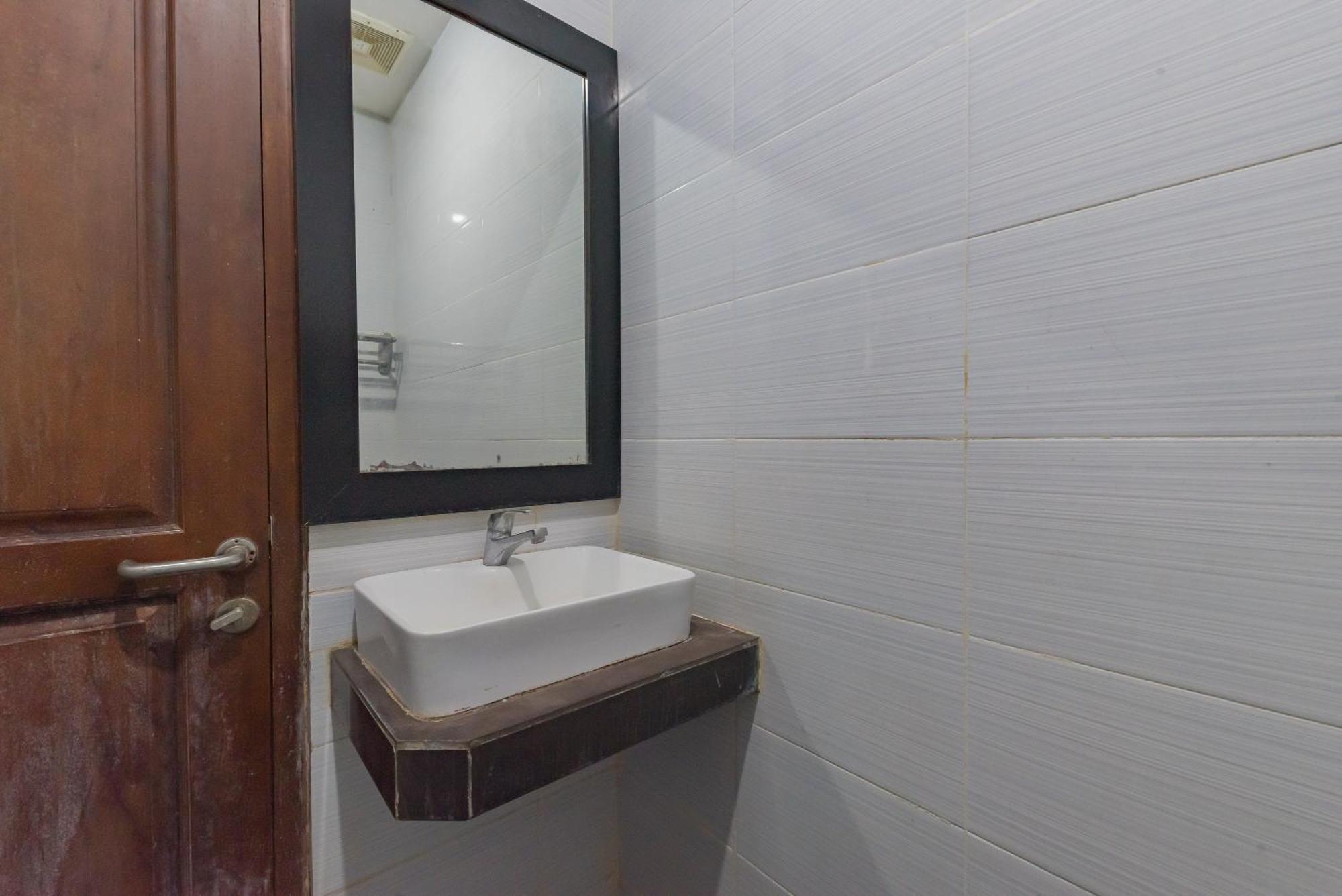 Отель Reddoorz At La Mega Near Pasar Pagi Чиребон Экстерьер фото
