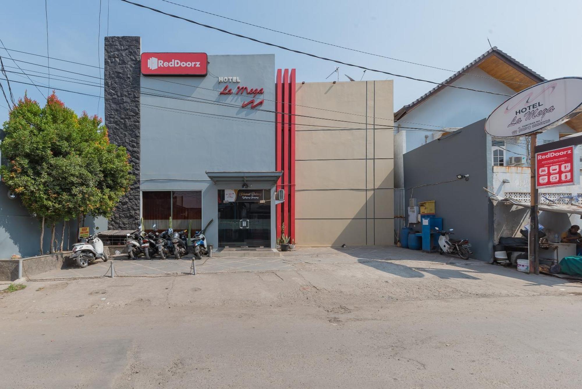 Отель Reddoorz At La Mega Near Pasar Pagi Чиребон Экстерьер фото