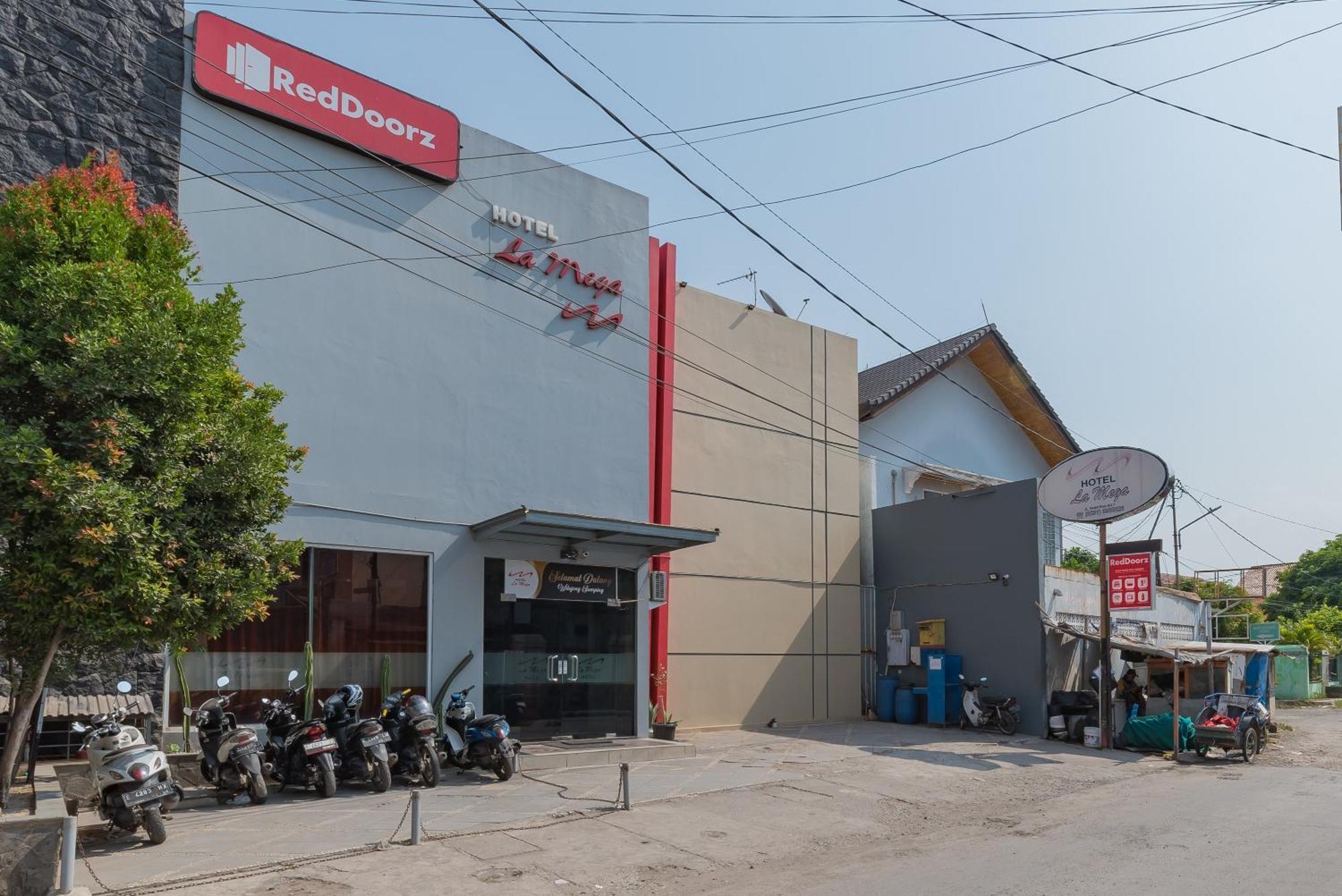 Отель Reddoorz At La Mega Near Pasar Pagi Чиребон Экстерьер фото