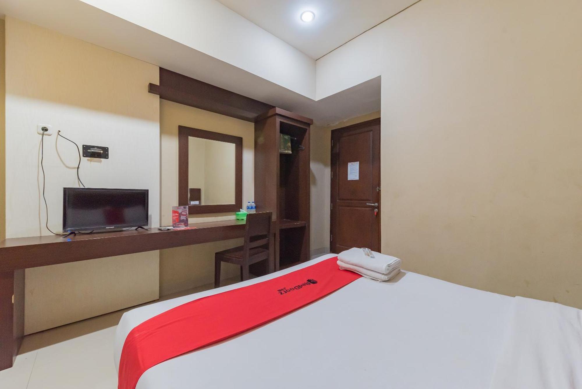 Отель Reddoorz At La Mega Near Pasar Pagi Чиребон Экстерьер фото